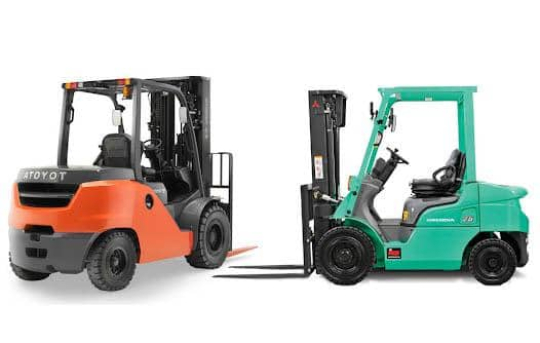 So sánh xe nâng dầu và xe nâng xăng và ưu nhược điểm