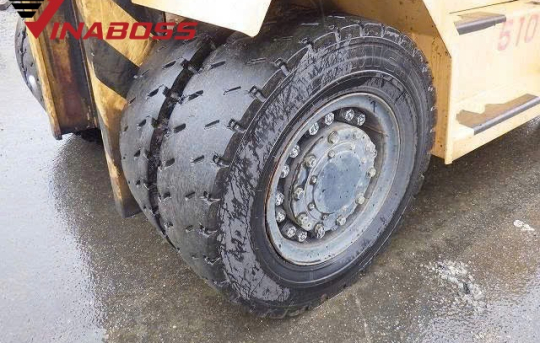 Thay lốp xe nâng hàng và cung cấp lốp xe nâng