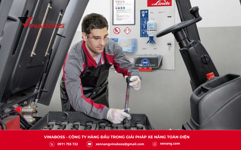 Trước tiên, hãy vệ sinh toàn bộ xe nâng để loại bỏ bụi bẩn, dầu mỡ và gỉ sét bám bên ngoài
