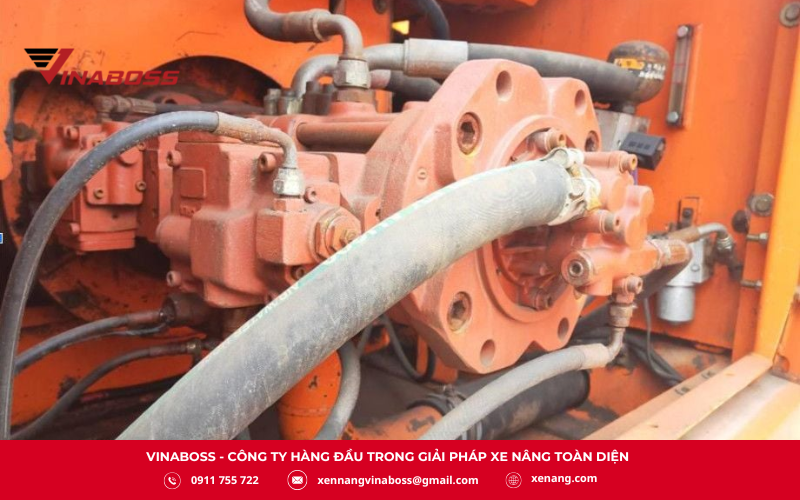 Bơm thủy lực là bộ phận cực kỳ quan trọng của xe nâng, thường được ví như “trái tim” của thiết bị.