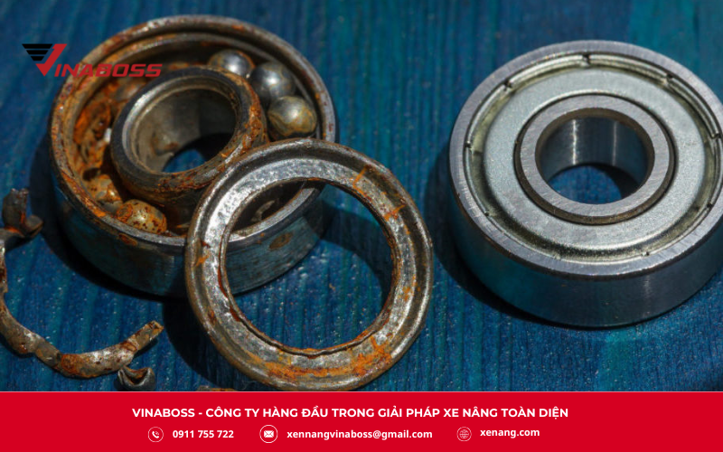 Màng dầu bôi trơn trên bề mặt ổ trục bị phá hủy: Khi màng dầu không còn, bề mặt kim loại tiếp xúc trực tiếp với nhau