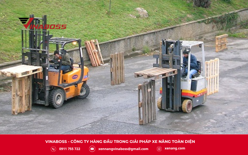 Trong chương trình đào tạo, thực hành chiếm khoảng 70%, bao gồm các kỹ thuật điều khiển xe nâng cơ bản và nâng hạ hàng hóa