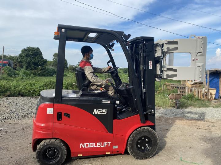 Ngồi đúng tư thế trên ghế lái, thắt dây an toàn
