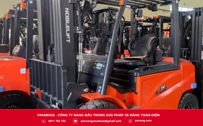 Nhả thắng tay, nhẹ nhàng nâng càng xe lên cao khoảng 20–30 cm 
