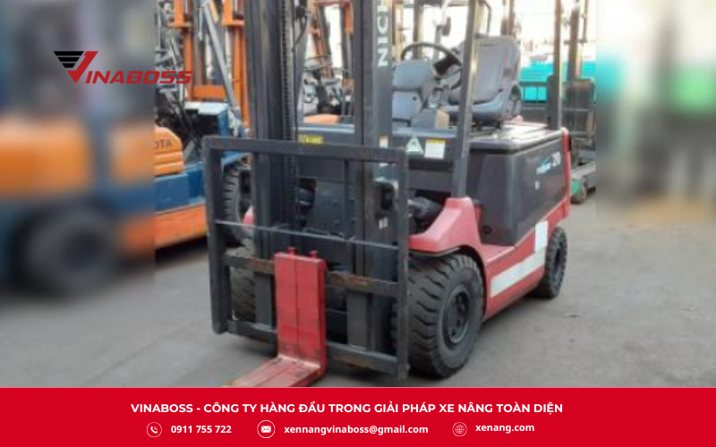 Tải trọng nâng 1.8 tấn, chiều cao nâng tối đa 4.5 mét hoặc 3 mét tùy phiên bản, đáp ứng linh hoạt nhiều loại hàng hóa và công việc trong kho, xưởng.