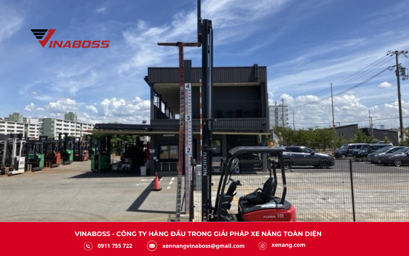 Sử dụng lốp đặc không ruột, tăng độ an toàn, bền bỉ và ổn định khi vận hành trên nhiều loại bề mặt khác nhau.