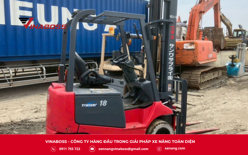 Định kỳ kiểm tra và châm nước bình điện nếu thiếu, đồng thời vệ sinh sạch sẽ bề mặt bình để tránh oxy hóa.