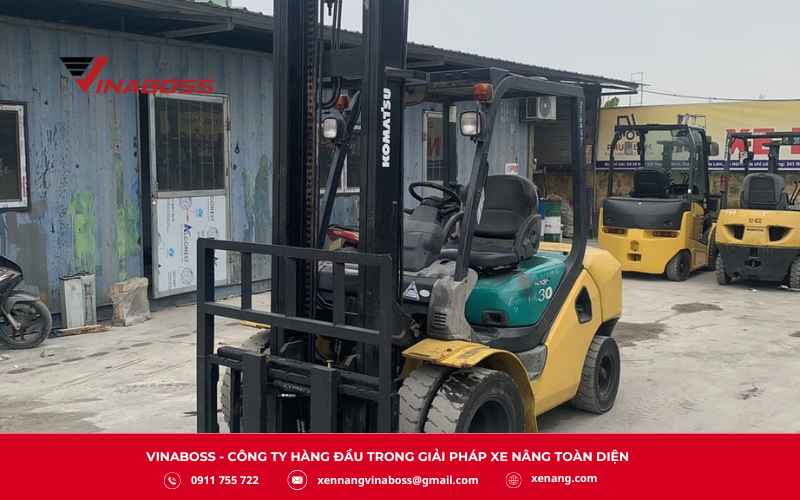 Xe nâng dầu 3 tấn Komatsu FD30C-17 có khả năng nâng hàng hóa với trọng lượng tối đa 3 tấn ở chiều cao 4 mét. 