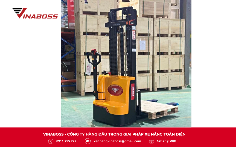 Xe nâng điện Stacker là dòng xe nâng có kích thước nhỏ, sử dụng động cơ điện, chuyên dùng để nâng hạ và sắp xếp pallet trong kho với cự ly di chuyển ngắn
