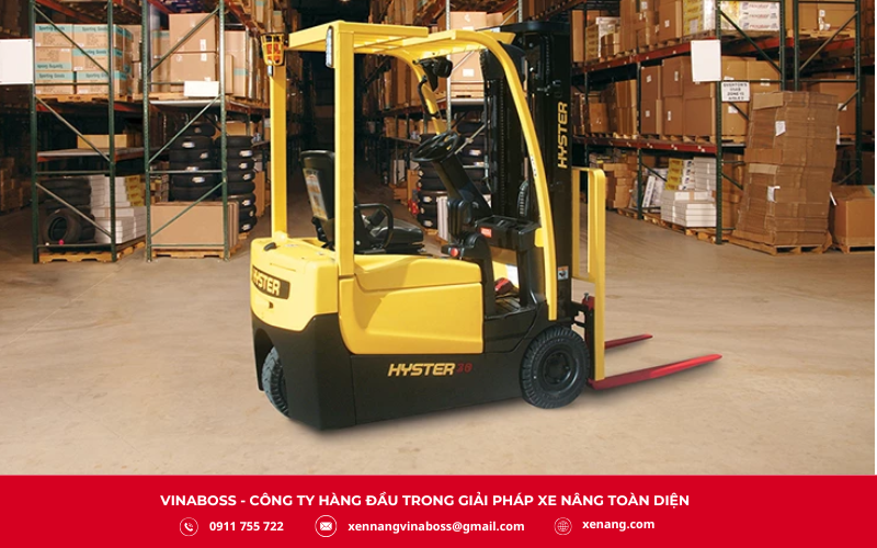 Hình ảnh một chiếc xe nâng điện ngồi lái 3 bánh (xe nâng điện 3 bánh)