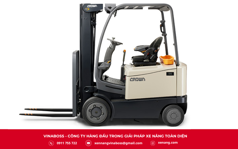  Hình ảnh một chiếc xe nâng lái 4 bánh (xe nâng điện ngồi lái 4 bánh)