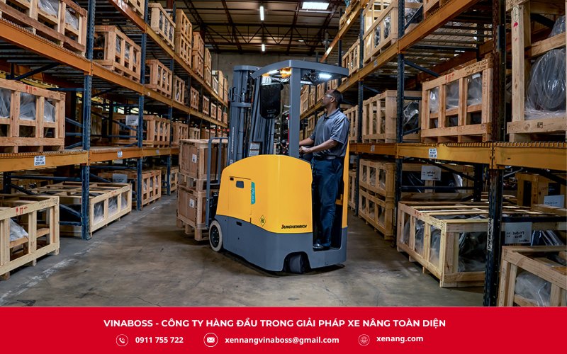 Hình ảnh một chiếc xe nâng ngồi lái hoạt động trong kho hàng