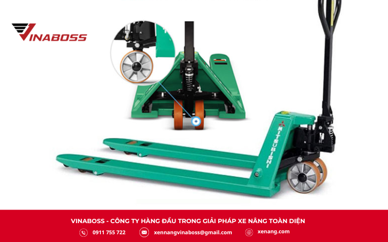 Xe nâng tay Mitsubishi model BF25, đảm bảo vận hành êm ái và hiệu quả trong kho bãi.