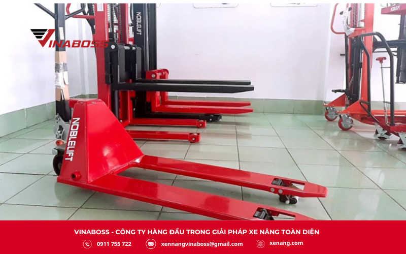 Xe nâng tay thường gọi là Pallet Jack, là loại xe nâng cơ bản