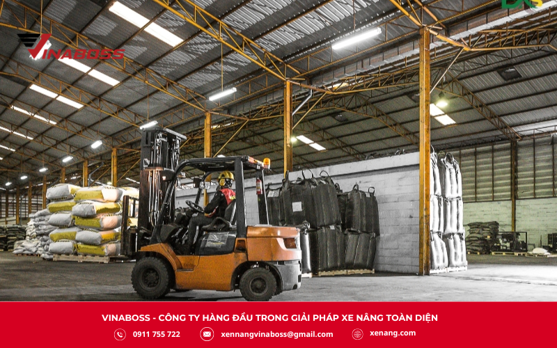 Khi vận hành xe nâng, việc tuân thủ các nguyên tắc an toàn là yếu tố sống còn để bảo vệ