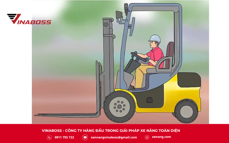 Luôn lên xe từ phía bên trái. Một tay giữ tay vịn phía trước cabin, tay còn lại nắm phần sau ghế, đặt chân lên bậc thang và từ từ ngồi vào ghế.