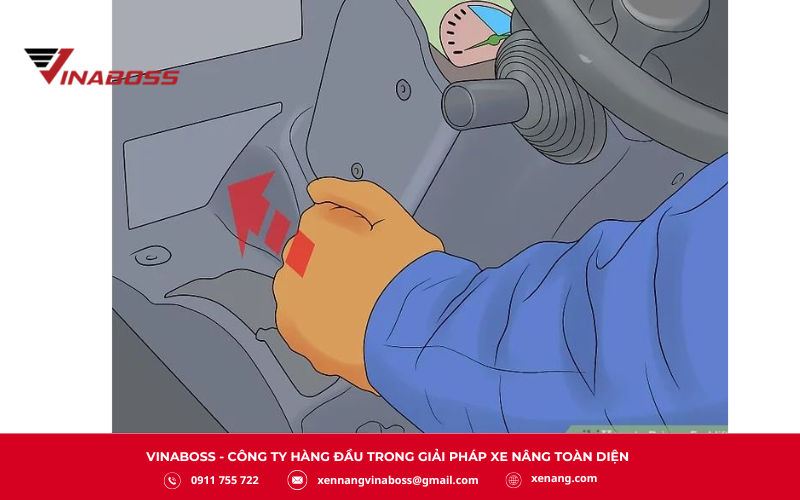 Người lái cần ngồi lên ghế và điều chỉnh vị trí sao cho chân có thể chạm dễ dàng đến các bàn đạp, vai thoải mái khi cầm vô lăng.
