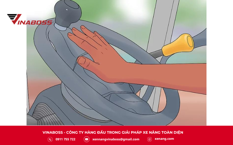Kéo thắng tay và đảm bảo cần nâng hạ hàng hóa ở vị trí trung gian.