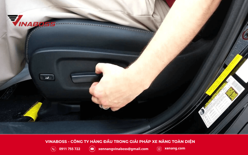 Kéo thắng tay và đưa cần nâng hạ về vị trí trung gian.