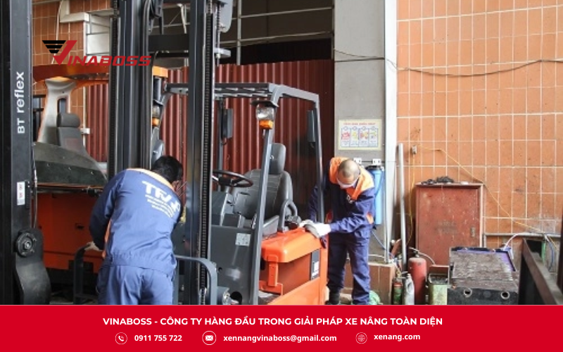 Xe nâng điện là một công cụ quan trọng trong các nhà kho và bãi chứa