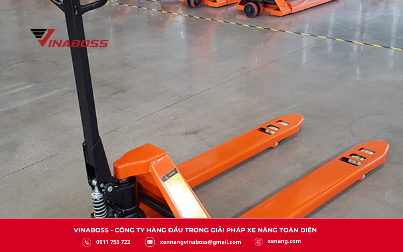 Khi xe nâng tay gặp tình trạng không hạ được càng việc xử lý kịp thời và đúng cách là rất quan trọng