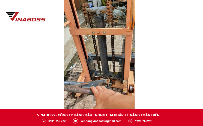  Hiện tượng xe nâng tay nâng lên rồi tụt xuống ngay hoặc chỉ nâng được một đoạn ngắn thường xuất