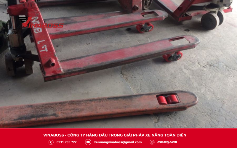 Tiếng kêu lạ khi vận hành xe nâng tay thường bắt nguồn từ một số nguyên nhân phổ biến