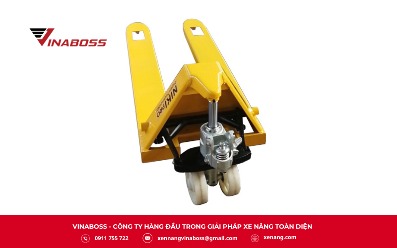  Đặt xe nâng tay lên bệ đỡ hoặc kệ chắc chắn để cố định trong quá trình sửa chữa.