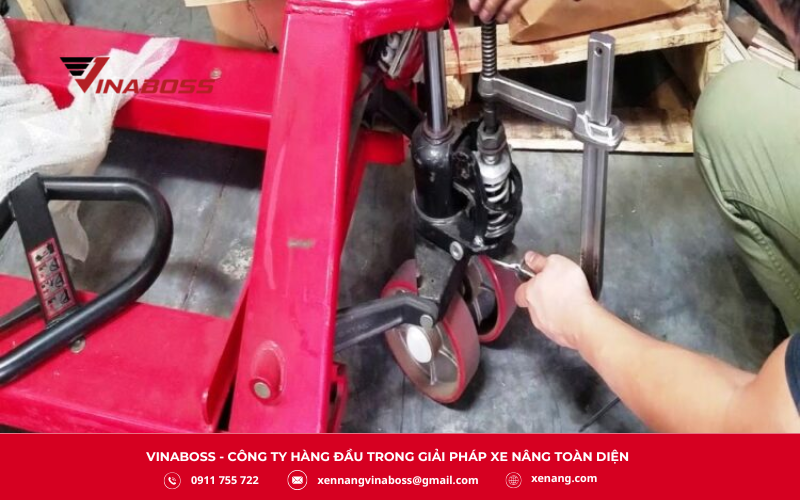  Xác định van xả dầu thủy lực (thường nằm gần thân bơm và bánh xe)
