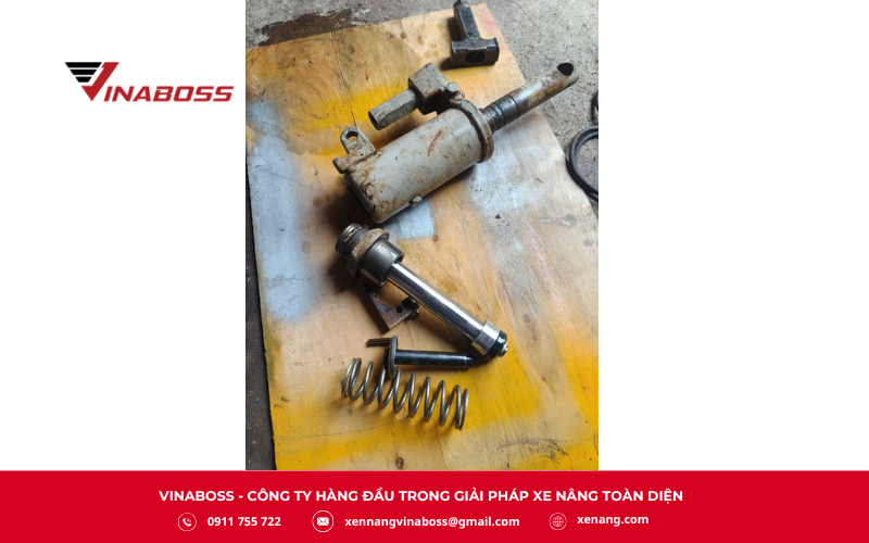 Tháo ốc lục giác ở đầu ty ben nối giữa bơm và thân xe