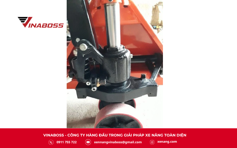  Tìm vị trí thanh chốt ngang (thường nằm bên phải thân bơm)