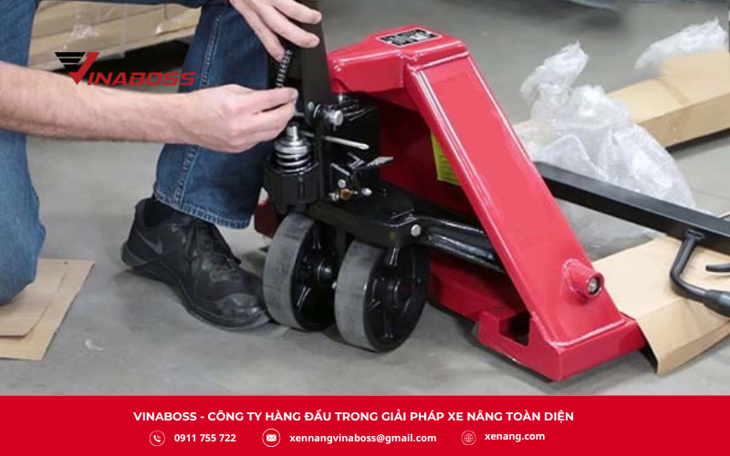 Sau khi tách rời, tháo van xả cũ và vệ sinh sạch sẽ vị trí lắp