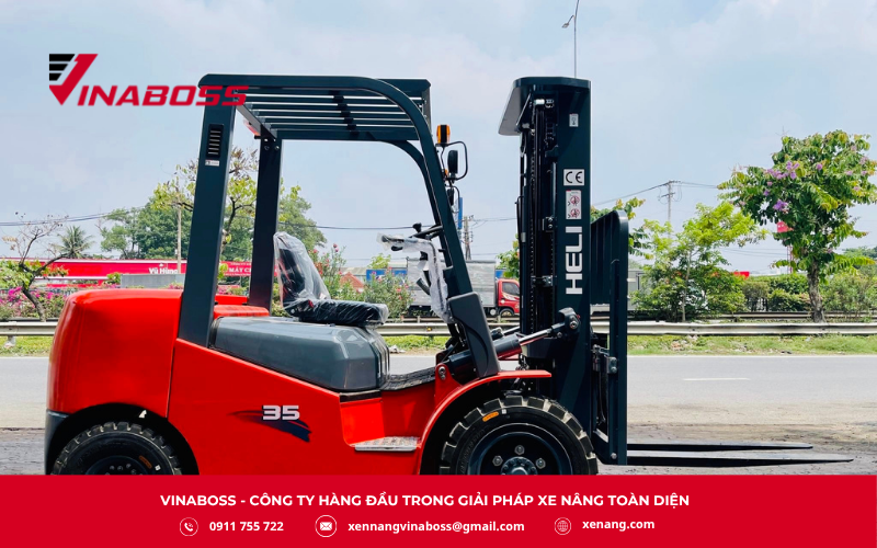 Xe nâng sử dụng động cơ đốt trong phù hợp cho các hoạt động ngoài trời, kho bãi rộng