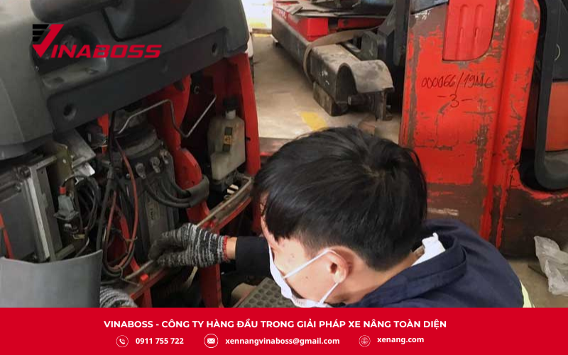Kỹ thuật viên kiểm tra vận hành xe nâng sau khi hoàn tất sửa chữa.