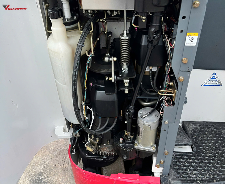 Nhờ sử dụng động cơ điện, xe rất phù hợp với ngành yêu cầu môi trường sạch như kho thực phẩm, dược phẩm, linh kiện điện tử, nhà máy sản xuất sạch hoặc siêu thị bán lẻ, nơi cần hạn chế khí thải và tiếng ồn để đảm bảo an toàn cho người và hàng hóa.