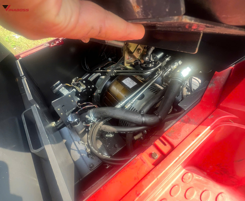 Xe sử dụng động cơ điện êm ái, không phát thải, giúp giảm tiếng ồn và chi phí vận hành so với xe dầu truyền thống. 