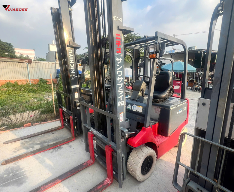 Xe nâng điện ngồi lái NICHIYU FB18PN cần được vận hành đúng quy trình an toàn và bảo dưỡng định kỳ để đảm bảo hiệu suất làm việc ổn định và kéo dài tuổi thọ thiết bị. 