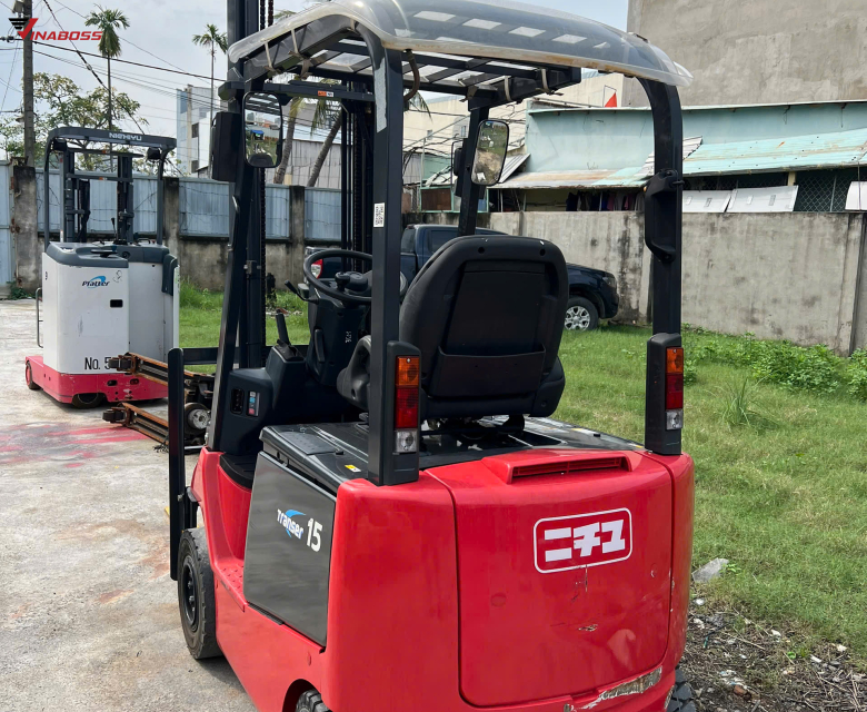 Với khả năng vận hành mạnh mẽ, chiều cao nâng lớn và trang bị chức năng dịch càng (càng qua lại), mẫu xe này giúp tối ưu không gian xếp hàng, nâng cao hiệu suất và đảm bảo an toàn khi làm việc liên tục.