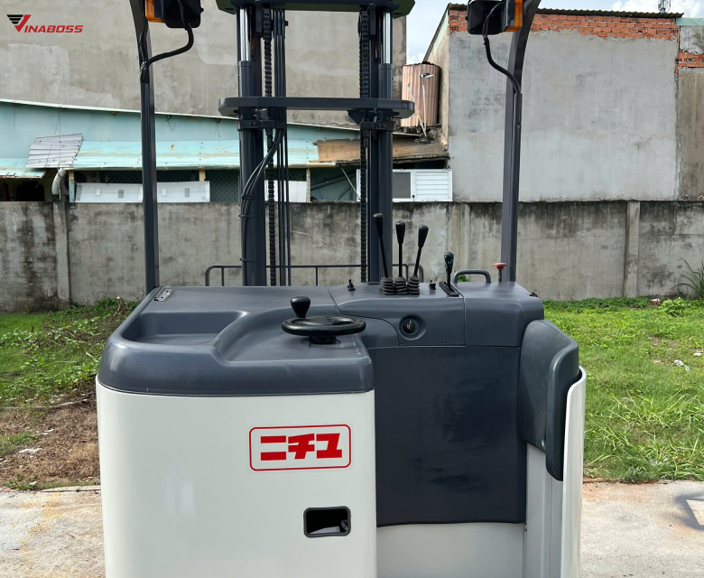 Thiết kế đứng lái nhỏ gọn, bán kính quay nhỏ giúp xe dễ xoay trở trong lối đi hẹp. Tốc độ di chuyển nhanh, khả năng leo dốc tốt giúp tăng năng suất xếp dỡ.