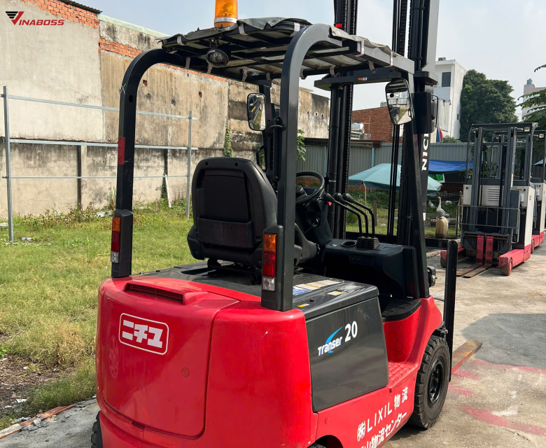 Thiết kế ngồi lái rộng rãi, tầm nhìn thoáng kết hợp hệ thống điều khiển linh hoạt giúp người vận hành dễ thao tác, an toàn khi làm việc ở cường độ cao.