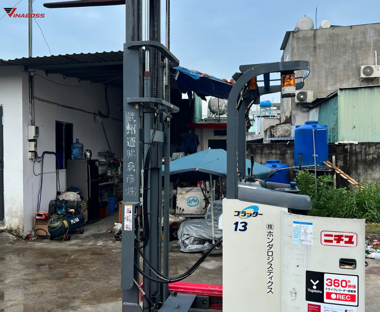 Xe nâng điện đứng lái NICHIYU FBRM13-75-300 phù hợp nhất với các doanh nghiệp sở hữu kho bãi nhỏ, lối đi hẹp dưới 2 mét và yêu cầu cao về sự gọn gàng, an toàn trong vận hành.