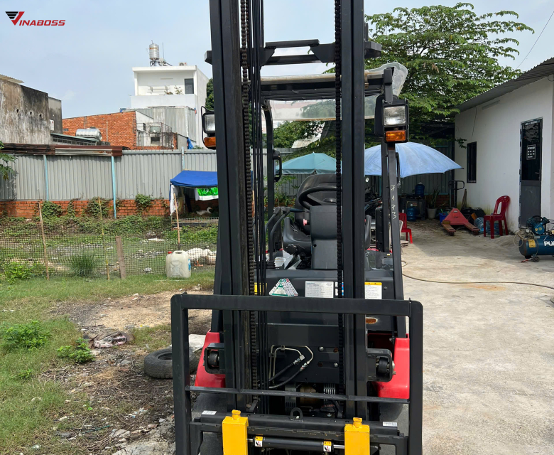 Xe phù hợp cho ngành thực phẩm, điện tử, dược phẩm, kho sạch và kho kín nhờ vận hành êm ái, không khí thải. 