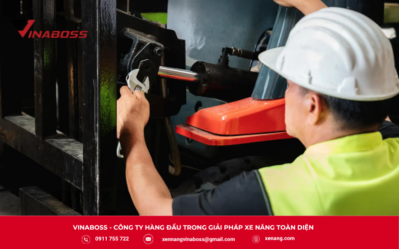 Kỹ thuật viên kiểm tra hệ thống thủy lực xe nâng để xác định nguyên nhân sự cố
