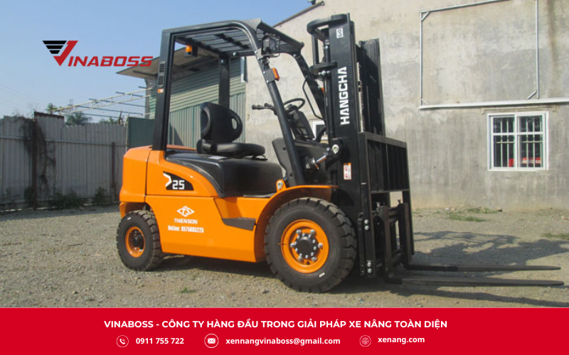 Xe nâng 2,5 tấn là dòng được ưa chuộng nhất hiện nay, thích hợp cho hầu hết các kho hàng tiêu chuẩn