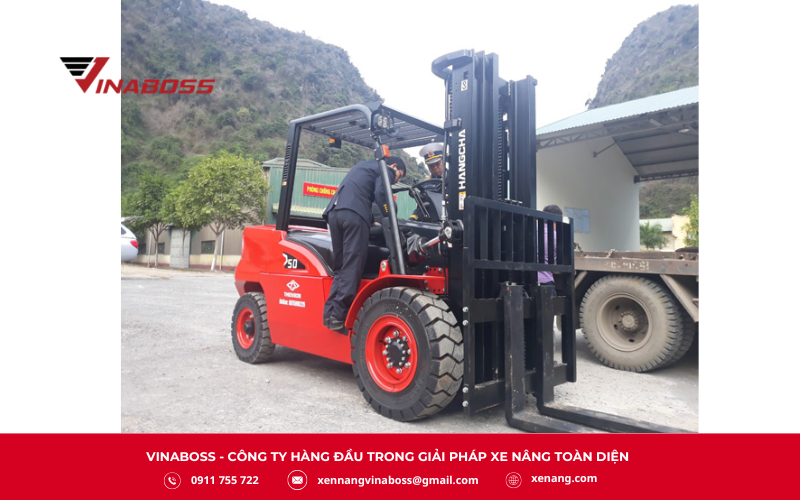 Khi lựa chọn xe nâng hàng4,5 tấn, loại động cơ cũng đóng vai trò quyết định đến khả năng vận hành