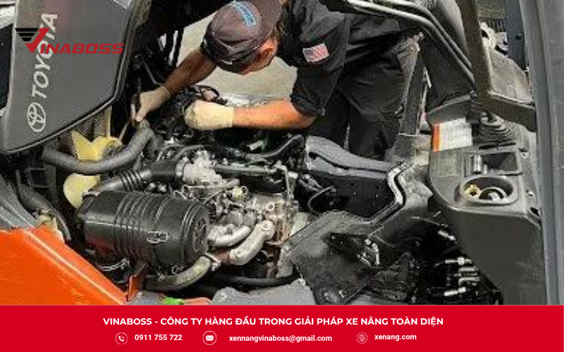 Kiểm tra động cơ và hộp số xe nâng trước khi đại tu