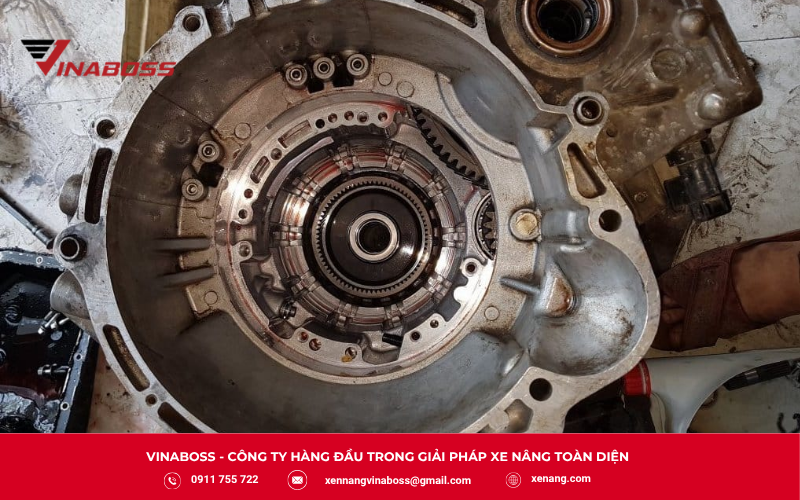 Kỹ thuật viên kiểm tra động cơ và hộp số xe nâng dầu