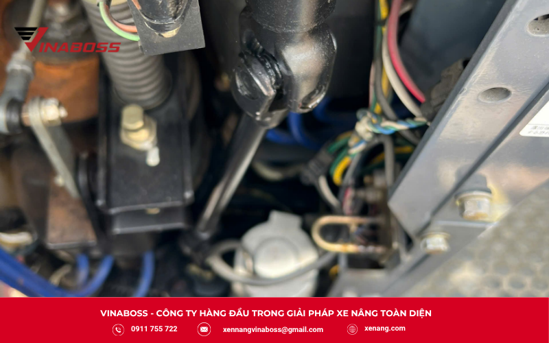 Kiểm tra hệ thống điện giúp xử lý lỗi xe nâng Clark chính xác hơn.