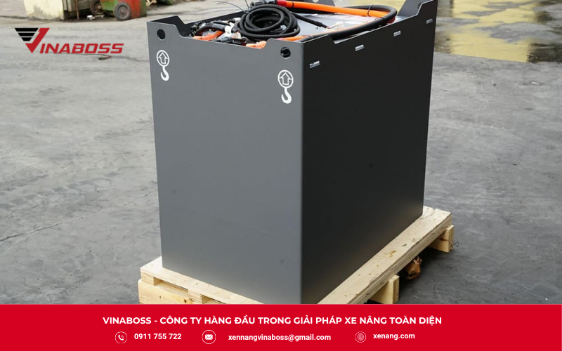 Kiểm tra pin trước ca giúp xe nâng kho lạnh vận hành an toàn hơn