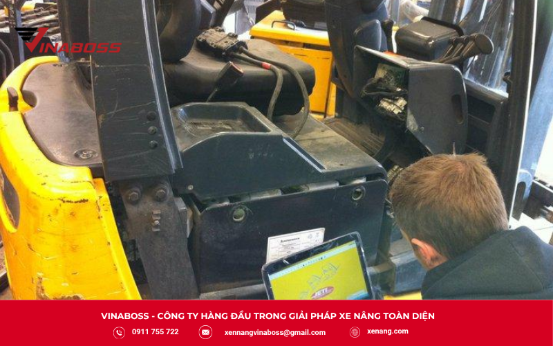 Kỹ thuật viên chẩn đoán hệ thống Canbus trên xe nâng BYD
